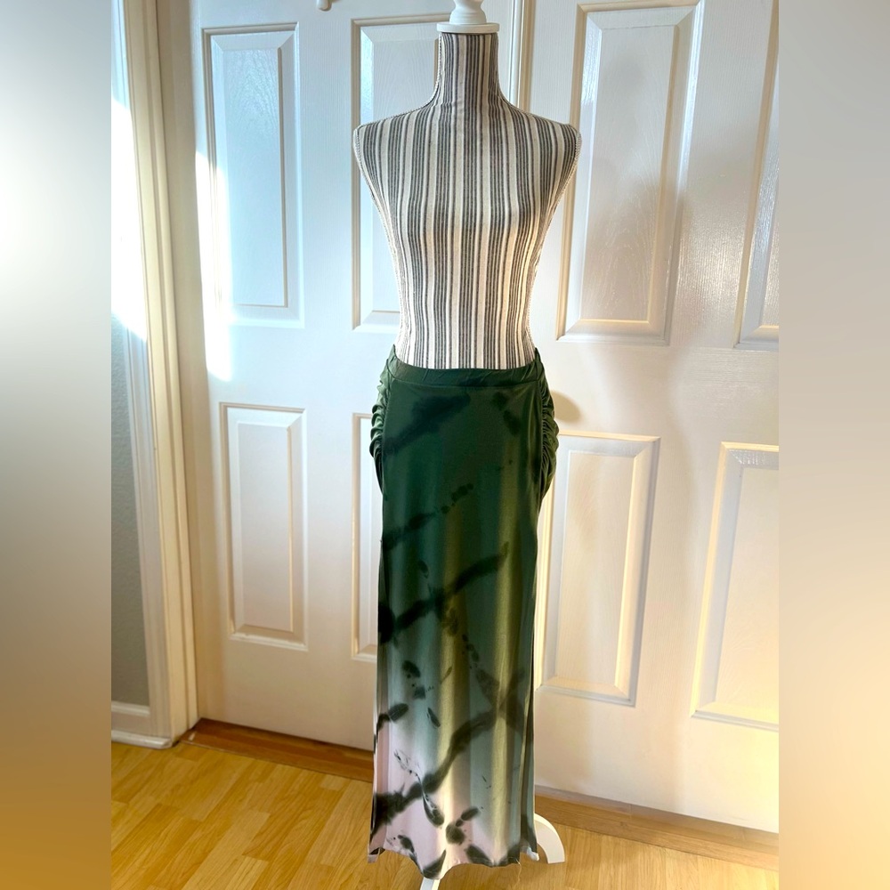 Boho-Chic Green Tie-Dye Maxi Skirt with Ruched Sides